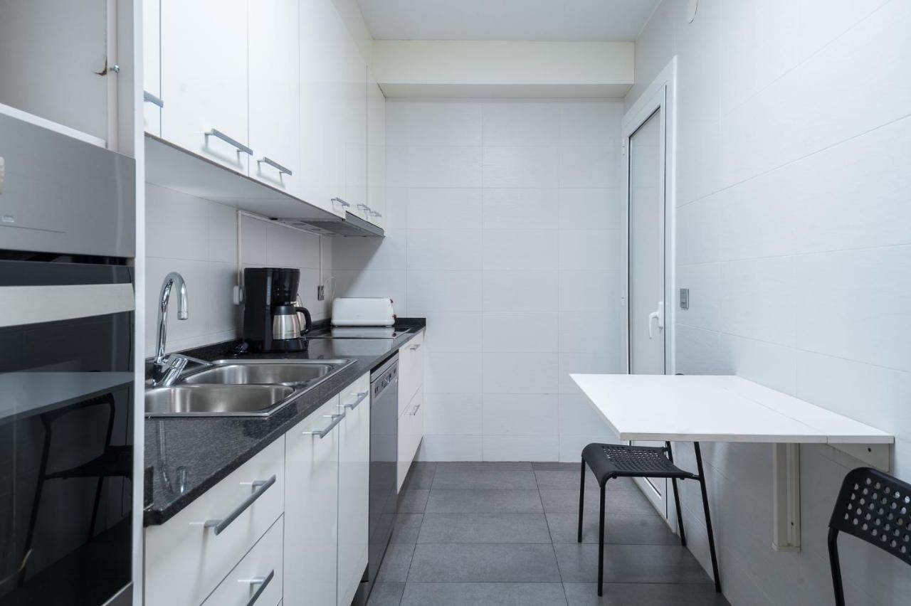 R&B Muntaner Apartment Barcelona Bagian luar foto