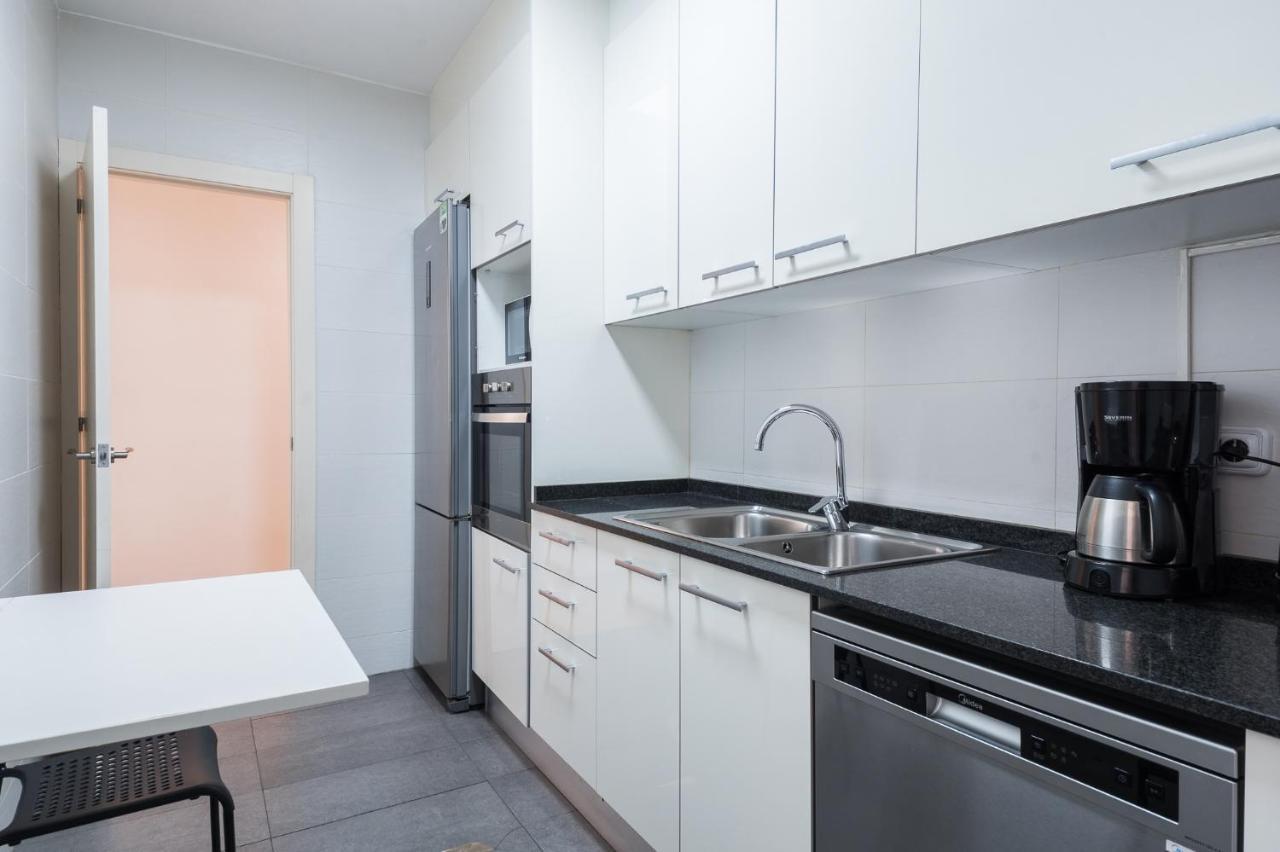 R&B Muntaner Apartment Barcelona Bagian luar foto