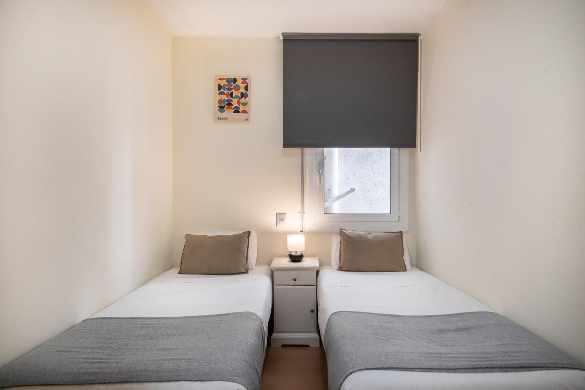 R&B Muntaner Apartment Barcelona Bagian luar foto