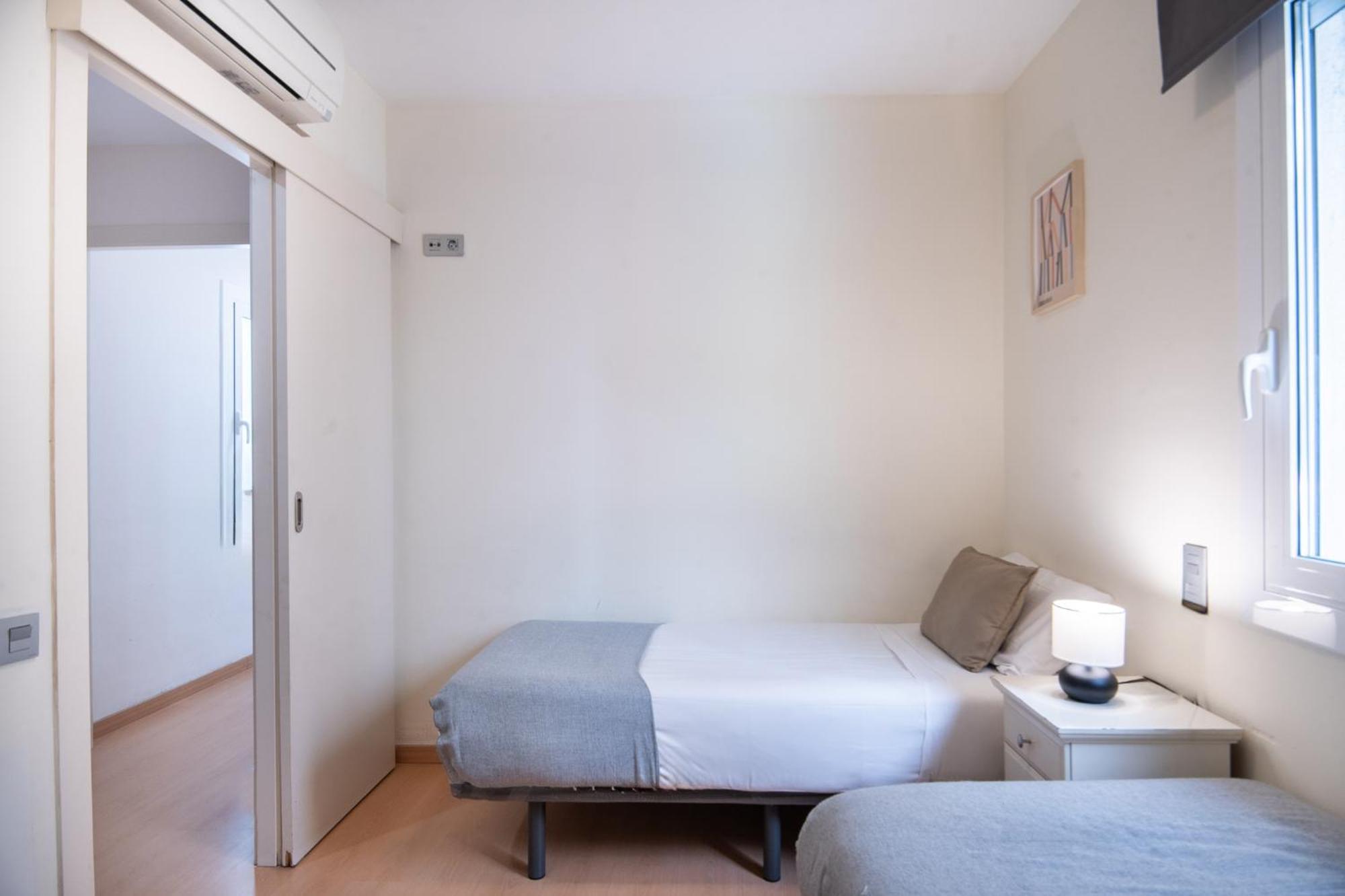 R&B Muntaner Apartment Barcelona Bagian luar foto