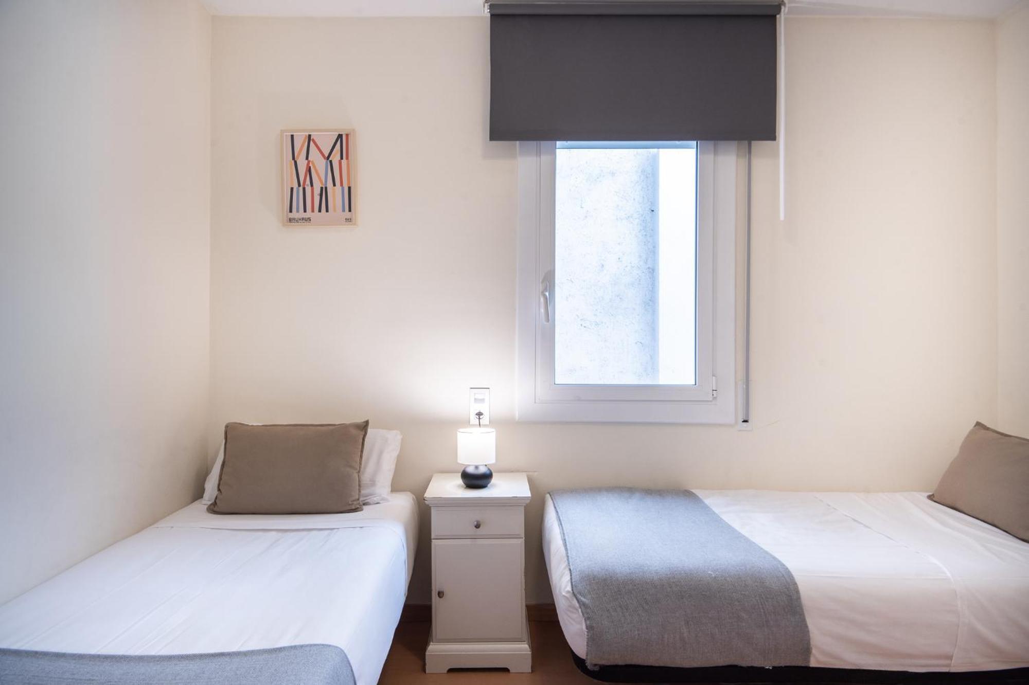R&B Muntaner Apartment Barcelona Bagian luar foto