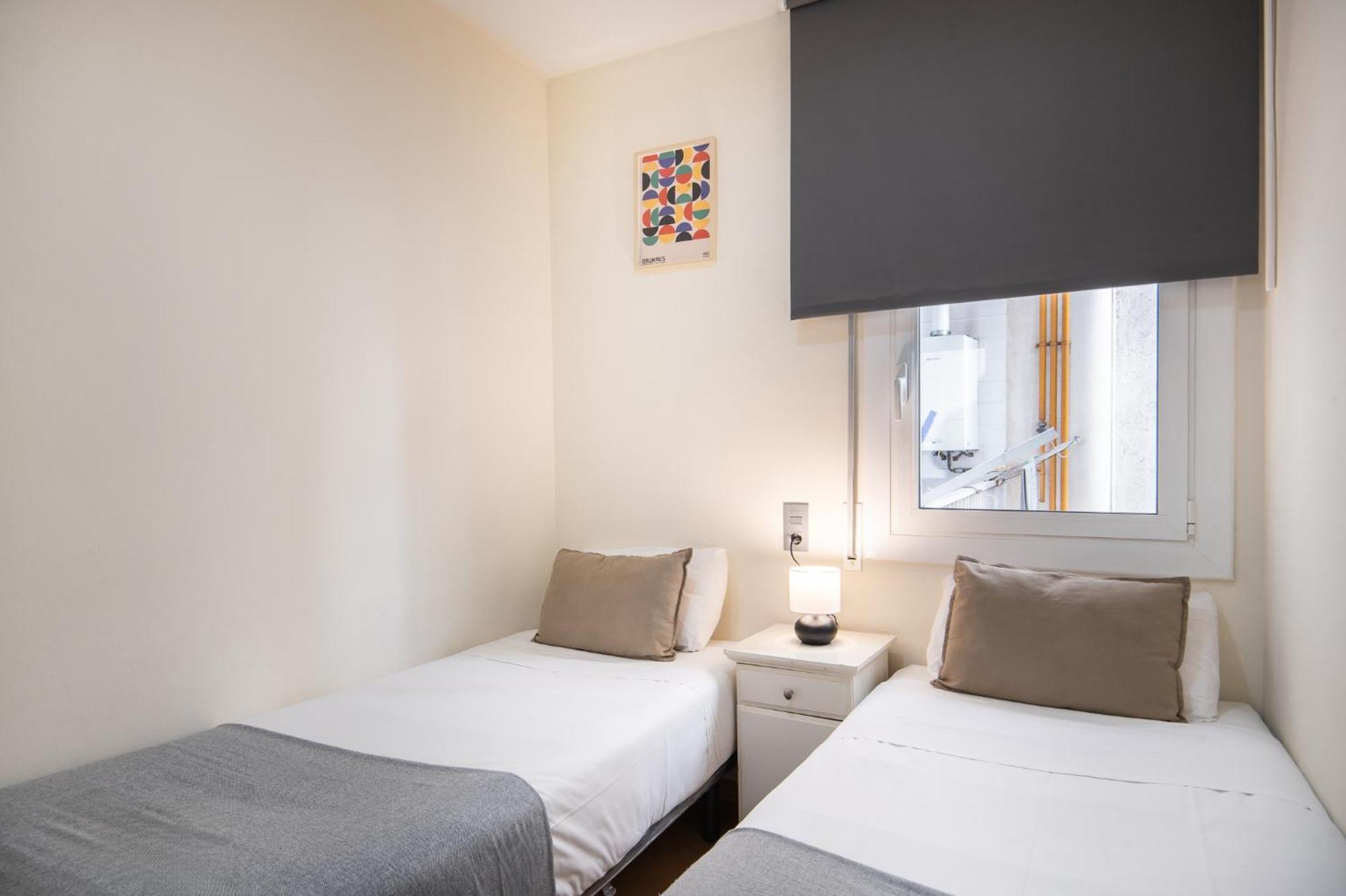R&B Muntaner Apartment Barcelona Bagian luar foto